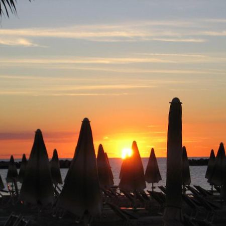 Hotel Carillon Bellaria-Igea Marina Buitenkant foto