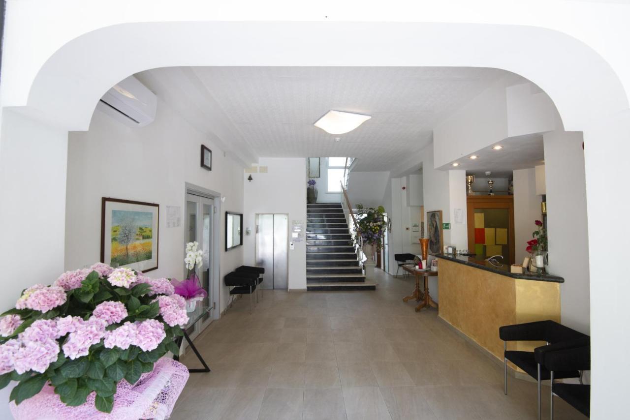 Hotel Carillon Bellaria-Igea Marina Buitenkant foto
